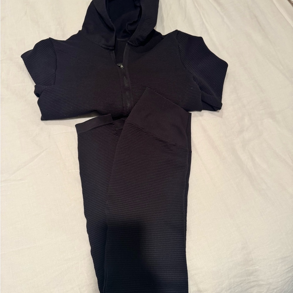 Vuori leggings and hoodie set